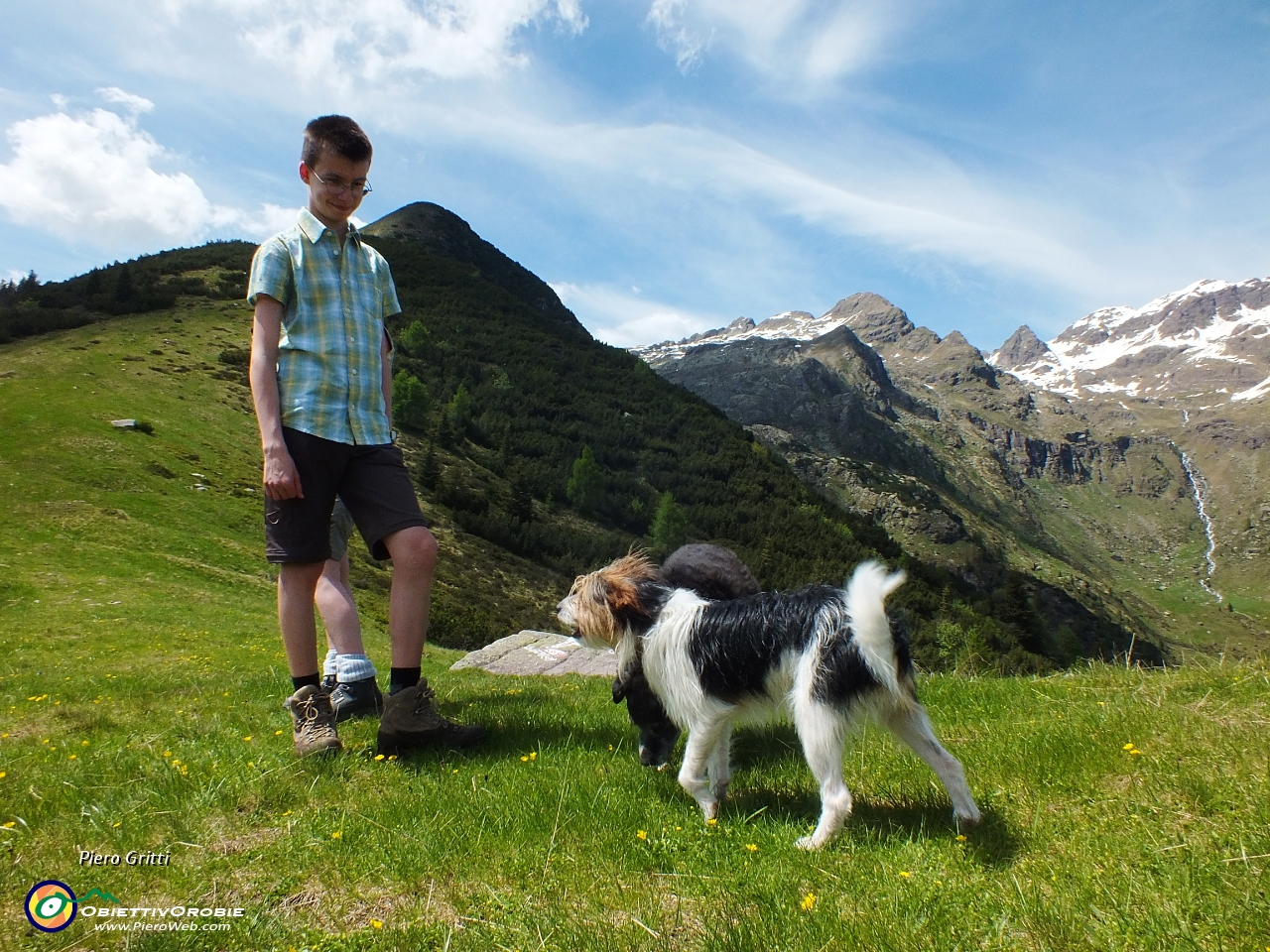 71 Alle spalle il Monte Campagano e vista sull'alta Val Sanguigno .JPG